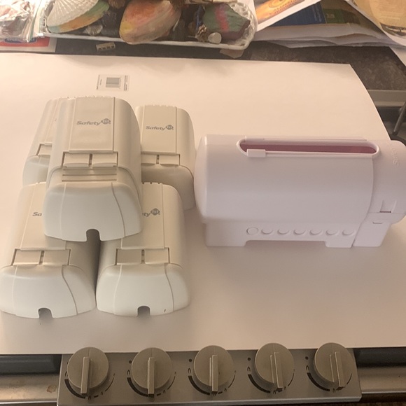 Safety first outlet & power strip cover 5 outlet covers & 1 power strip cover - Picture 6 of 8